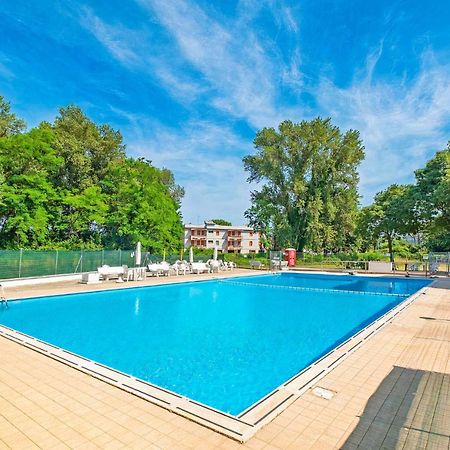 La Dolce Vita - Apartment With Shared Pool And Large Terrace Lido delle Nazioni Buitenkant foto