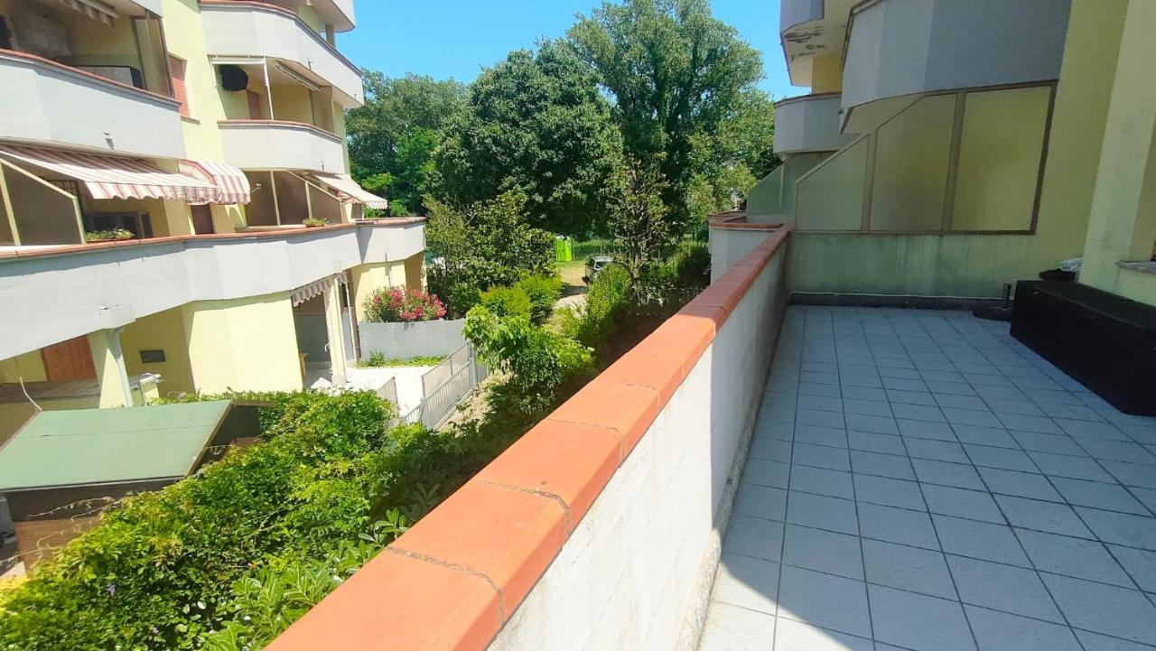 La Dolce Vita - Apartment With Shared Pool And Large Terrace Lido delle Nazioni Buitenkant foto