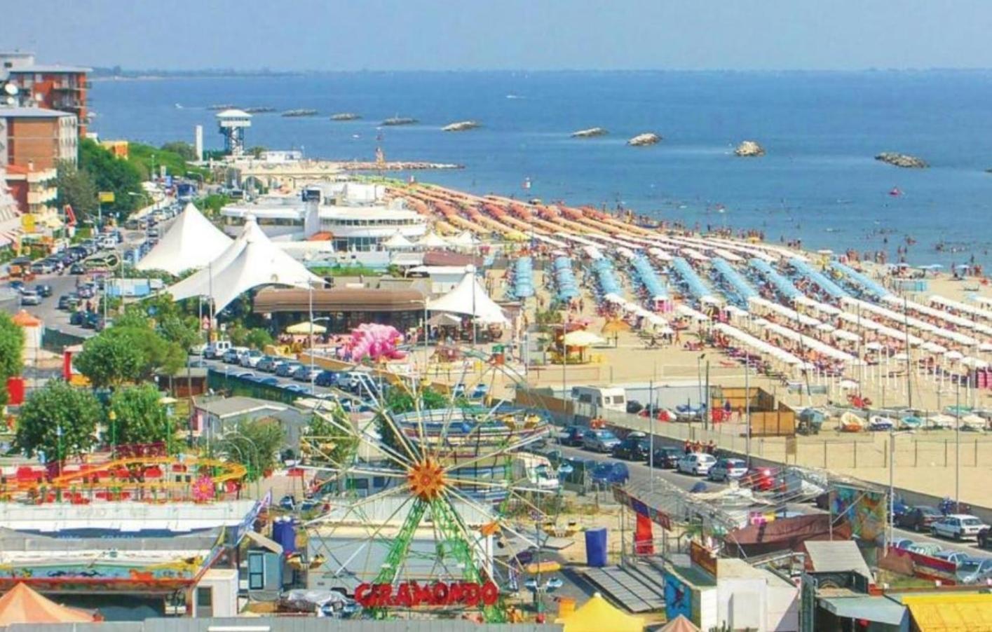 La Dolce Vita - Apartment With Shared Pool And Large Terrace Lido delle Nazioni Buitenkant foto